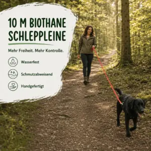 Frau führt Hund an einer orangefarbenen 10m Biothane Schleppleine auf einem Waldweg